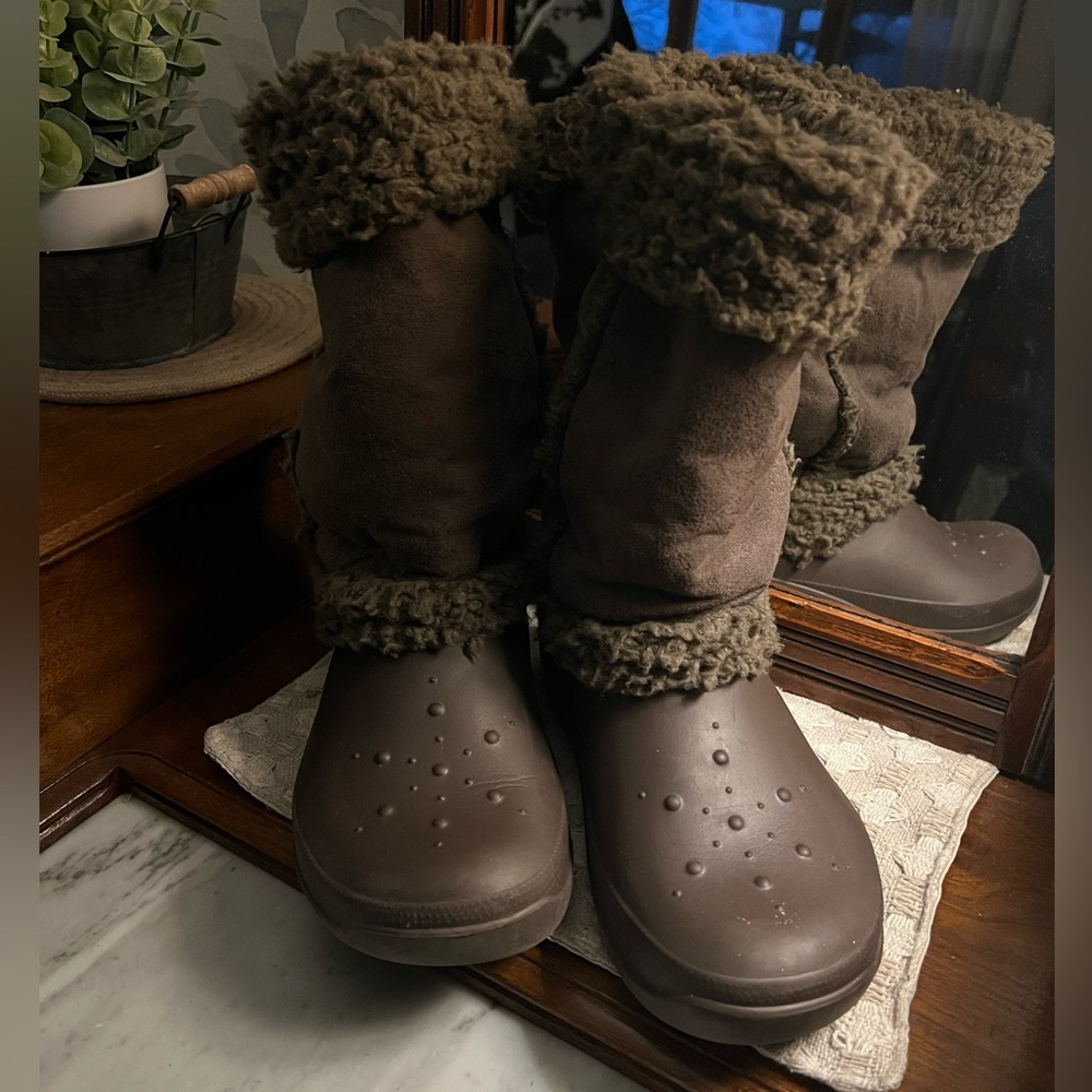 CROCS Classic Nadia Mid-Calf Outdoor Winter Boots Faux Fur Lining Brown Wms Sz 9